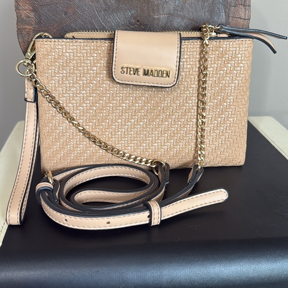 Steve Madden Handbags - Steve Madden‎ Tan Woven Wristlet/ Crossbody Bag w/ Adjustable Strap Gold Accents